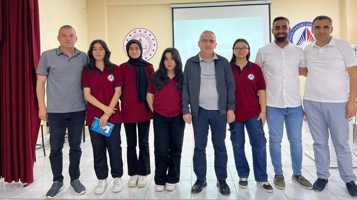 Edebiyat Öğretmeni Mehmet Nuri Aksan ve Zübeyir Neyiş  tarafından organize edilen etkinlikte, öğrenciler yazar ve romanı arkadaşlarına tanıttılar.